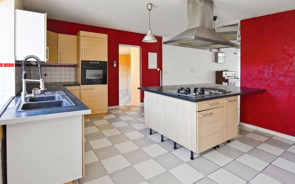 Maison à vendre    5 pièces •  Saint-Germain-Lespinasse