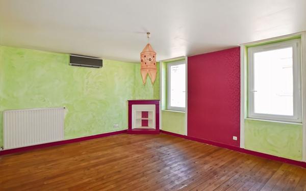 Maison à vendre    5 pièces •  Saint-Germain-Lespinasse