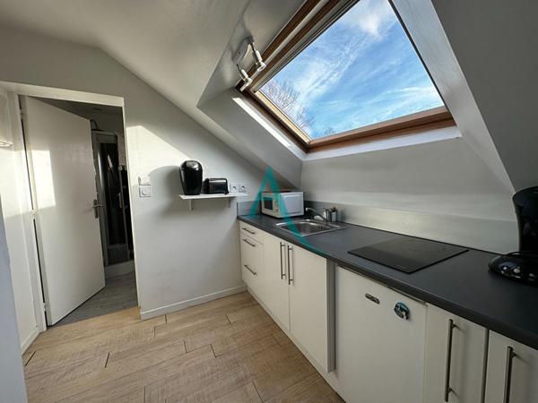 L'ADRESSE VOUS PROPOSE UN STUDIO MEUBLE IDEAL POUR UN ETUDIANT PROCHE DE ROUELLES A €/ MOIS TOUTES CHARGES COMPRISES