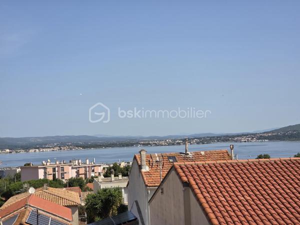 Dans un quartier prisé et résidentiel,  à proximité immédiate du centre-ville, venez découvrir ce superbe appartement de 93 m² entièrement rénové en 2019, alliant avec élégance le charme de l’ancien et le confort moderne.
Dès l’entrée, vous serez séduit par ses magnifiques carreaux de ciment et son atmosphère chaleureuse. Situé au sein d’une petite copropriété, ce bien rare offre une véritable sensation de maison.
Vous profiterez d’un vaste séjour traversant de 46 m²,  idéal pour recevoir et partager de beaux moments. les 2 chambres ouvrent sur la terrasse  , une salle d’eau contemporaine ainsi qu’une cuisine entièrement équipée sublimée par une élégante verrière complètent l’espace de vie.
À l’extérieur, laissez-vous charmer par une agréable terrasse avec vue dégagée sur Sète et ses toits, la mer ainsi qu’un joli jardin intimiste, parfait pour vos moments de détente.
Les plus : un immense garage de 46 m² avec cave, offrant un espace de stockage ou d’aménagement exceptionnel.
Un bien coup de cœur, rare sur le secteur, mêlant cachet, volumes et prestations de qualité. À visiter sans tarder !