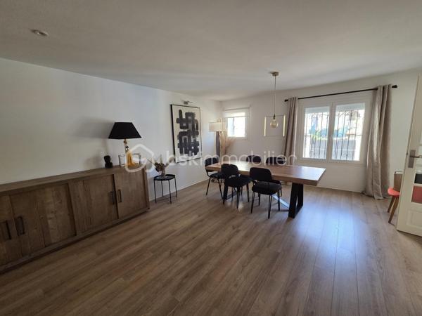 Dans un quartier prisé et résidentiel,  à proximité immédiate du centre-ville, venez découvrir ce superbe appartement de 93 m² entièrement rénové en 2019, alliant avec élégance le charme de l’ancien et le confort moderne.
Dès l’entrée, vous serez séduit par ses magnifiques carreaux de ciment et son atmosphère chaleureuse. Situé au sein d’une petite copropriété, ce bien rare offre une véritable sensation de maison.
Vous profiterez d’un vaste séjour traversant de 46 m²,  idéal pour recevoir et partager de beaux moments. les 2 chambres ouvrent sur la terrasse  , une salle d’eau contemporaine ainsi qu’une cuisine entièrement équipée sublimée par une élégante verrière complètent l’espace de vie.
À l’extérieur, laissez-vous charmer par une agréable terrasse avec vue dégagée sur Sète et ses toits, la mer ainsi qu’un joli jardin intimiste, parfait pour vos moments de détente.
Les plus : un immense garage de 46 m² avec cave, offrant un espace de stockage ou d’aménagement exceptionnel.
Un bien coup de cœur, rare sur le secteur, mêlant cachet, volumes et prestations de qualité. À visiter sans tarder !