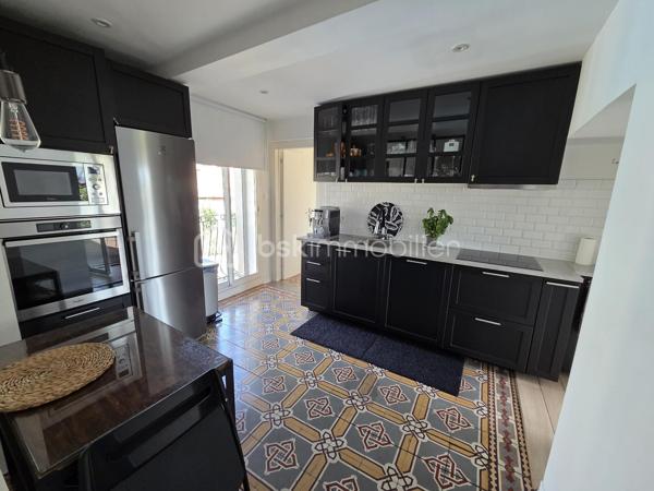 Dans un quartier prisé et résidentiel,  à proximité immédiate du centre-ville, venez découvrir ce superbe appartement de 93 m² entièrement rénové en 2019, alliant avec élégance le charme de l’ancien et le confort moderne.
Dès l’entrée, vous serez séduit par ses magnifiques carreaux de ciment et son atmosphère chaleureuse. Situé au sein d’une petite copropriété, ce bien rare offre une véritable sensation de maison.
Vous profiterez d’un vaste séjour traversant de 46 m²,  idéal pour recevoir et partager de beaux moments. les 2 chambres ouvrent sur la terrasse  , une salle d’eau contemporaine ainsi qu’une cuisine entièrement équipée sublimée par une élégante verrière complètent l’espace de vie.
À l’extérieur, laissez-vous charmer par une agréable terrasse avec vue dégagée sur Sète et ses toits, la mer ainsi qu’un joli jardin intimiste, parfait pour vos moments de détente.
Les plus : un immense garage de 46 m² avec cave, offrant un espace de stockage ou d’aménagement exceptionnel.
Un bien coup de cœur, rare sur le secteur, mêlant cachet, volumes et prestations de qualité. À visiter sans tarder !