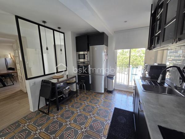 Dans un quartier prisé et résidentiel,  à proximité immédiate du centre-ville, venez découvrir ce superbe appartement de 93 m² entièrement rénové en 2019, alliant avec élégance le charme de l’ancien et le confort moderne.
Dès l’entrée, vous serez séduit par ses magnifiques carreaux de ciment et son atmosphère chaleureuse. Situé au sein d’une petite copropriété, ce bien rare offre une véritable sensation de maison.
Vous profiterez d’un vaste séjour traversant de 46 m²,  idéal pour recevoir et partager de beaux moments. les 2 chambres ouvrent sur la terrasse  , une salle d’eau contemporaine ainsi qu’une cuisine entièrement équipée sublimée par une élégante verrière complètent l’espace de vie.
À l’extérieur, laissez-vous charmer par une agréable terrasse avec vue dégagée sur Sète et ses toits, la mer ainsi qu’un joli jardin intimiste, parfait pour vos moments de détente.
Les plus : un immense garage de 46 m² avec cave, offrant un espace de stockage ou d’aménagement exceptionnel.
Un bien coup de cœur, rare sur le secteur, mêlant cachet, volumes et prestations de qualité. À visiter sans tarder !