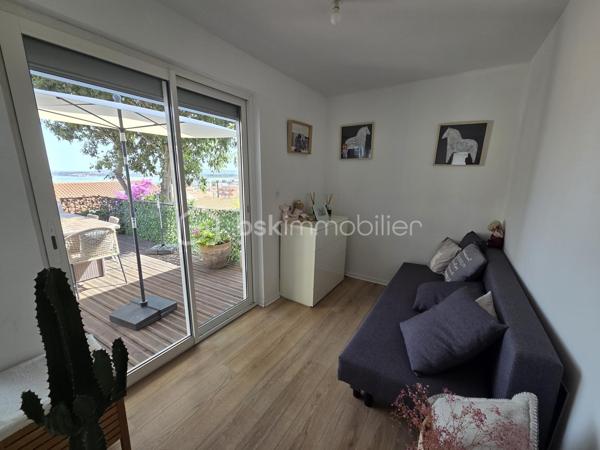Dans un quartier prisé et résidentiel,  à proximité immédiate du centre-ville, venez découvrir ce superbe appartement de 93 m² entièrement rénové en 2019, alliant avec élégance le charme de l’ancien et le confort moderne.
Dès l’entrée, vous serez séduit par ses magnifiques carreaux de ciment et son atmosphère chaleureuse. Situé au sein d’une petite copropriété, ce bien rare offre une véritable sensation de maison.
Vous profiterez d’un vaste séjour traversant de 46 m²,  idéal pour recevoir et partager de beaux moments. les 2 chambres ouvrent sur la terrasse  , une salle d’eau contemporaine ainsi qu’une cuisine entièrement équipée sublimée par une élégante verrière complètent l’espace de vie.
À l’extérieur, laissez-vous charmer par une agréable terrasse avec vue dégagée sur Sète et ses toits, la mer ainsi qu’un joli jardin intimiste, parfait pour vos moments de détente.
Les plus : un immense garage de 46 m² avec cave, offrant un espace de stockage ou d’aménagement exceptionnel.
Un bien coup de cœur, rare sur le secteur, mêlant cachet, volumes et prestations de qualité. À visiter sans tarder !