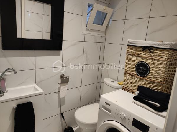Dans un quartier prisé et résidentiel,  à proximité immédiate du centre-ville, venez découvrir ce superbe appartement de 93 m² entièrement rénové en 2019, alliant avec élégance le charme de l’ancien et le confort moderne.
Dès l’entrée, vous serez séduit par ses magnifiques carreaux de ciment et son atmosphère chaleureuse. Situé au sein d’une petite copropriété, ce bien rare offre une véritable sensation de maison.
Vous profiterez d’un vaste séjour traversant de 46 m²,  idéal pour recevoir et partager de beaux moments. les 2 chambres ouvrent sur la terrasse  , une salle d’eau contemporaine ainsi qu’une cuisine entièrement équipée sublimée par une élégante verrière complètent l’espace de vie.
À l’extérieur, laissez-vous charmer par une agréable terrasse avec vue dégagée sur Sète et ses toits, la mer ainsi qu’un joli jardin intimiste, parfait pour vos moments de détente.
Les plus : un immense garage de 46 m² avec cave, offrant un espace de stockage ou d’aménagement exceptionnel.
Un bien coup de cœur, rare sur le secteur, mêlant cachet, volumes et prestations de qualité. À visiter sans tarder !