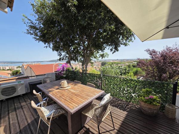Dans un quartier prisé et résidentiel,  à proximité immédiate du centre-ville, venez découvrir ce superbe appartement de 93 m² entièrement rénové en 2019, alliant avec élégance le charme de l’ancien et le confort moderne.
Dès l’entrée, vous serez séduit par ses magnifiques carreaux de ciment et son atmosphère chaleureuse. Situé au sein d’une petite copropriété, ce bien rare offre une véritable sensation de maison.
Vous profiterez d’un vaste séjour traversant de 46 m²,  idéal pour recevoir et partager de beaux moments. les 2 chambres ouvrent sur la terrasse  , une salle d’eau contemporaine ainsi qu’une cuisine entièrement équipée sublimée par une élégante verrière complètent l’espace de vie.
À l’extérieur, laissez-vous charmer par une agréable terrasse avec vue dégagée sur Sète et ses toits, la mer ainsi qu’un joli jardin intimiste, parfait pour vos moments de détente.
Les plus : un immense garage de 46 m² avec cave, offrant un espace de stockage ou d’aménagement exceptionnel.
Un bien coup de cœur, rare sur le secteur, mêlant cachet, volumes et prestations de qualité. À visiter sans tarder !
