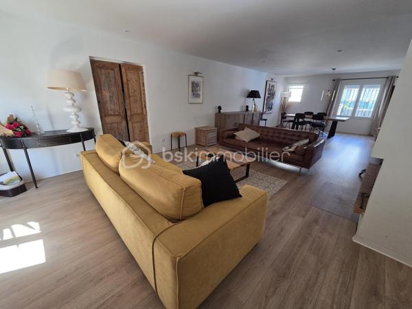 Dans un quartier prisé et résidentiel,  à proximité immédiate du centre-ville, venez découvrir ce superbe appartement de 93 m² entièrement rénové en 2019, alliant avec élégance le charme de l’ancien et le confort moderne.
Dès l’entrée, vous serez séduit par ses magnifiques carreaux de ciment et son atmosphère chaleureuse. Situé au sein d’une petite copropriété, ce bien rare offre une véritable sensation de maison.
Vous profiterez d’un vaste séjour traversant de 46 m²,  idéal pour recevoir et partager de beaux moments. les 2 chambres ouvrent sur la terrasse  , une salle d’eau contemporaine ainsi qu’une cuisine entièrement équipée sublimée par une élégante verrière complètent l’espace de vie.
À l’extérieur, laissez-vous charmer par une agréable terrasse avec vue dégagée sur Sète et ses toits, la mer ainsi qu’un joli jardin intimiste, parfait pour vos moments de détente.
Les plus : un immense garage de 46 m² avec cave, offrant un espace de stockage ou d’aménagement exceptionnel.
Un bien coup de cœur, rare sur le secteur, mêlant cachet, volumes et prestations de qualité. À visiter sans tarder !