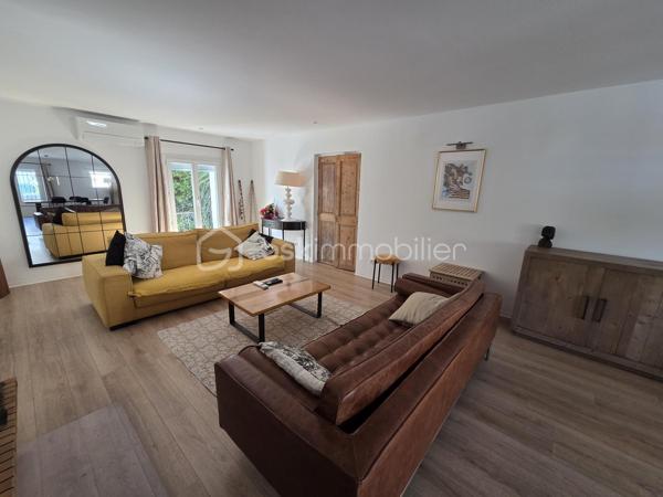 Dans un quartier prisé et résidentiel,  à proximité immédiate du centre-ville, venez découvrir ce superbe appartement de 93 m² entièrement rénové en 2019, alliant avec élégance le charme de l’ancien et le confort moderne.
Dès l’entrée, vous serez séduit par ses magnifiques carreaux de ciment et son atmosphère chaleureuse. Situé au sein d’une petite copropriété, ce bien rare offre une véritable sensation de maison.
Vous profiterez d’un vaste séjour traversant de 46 m²,  idéal pour recevoir et partager de beaux moments. les 2 chambres ouvrent sur la terrasse  , une salle d’eau contemporaine ainsi qu’une cuisine entièrement équipée sublimée par une élégante verrière complètent l’espace de vie.
À l’extérieur, laissez-vous charmer par une agréable terrasse avec vue dégagée sur Sète et ses toits, la mer ainsi qu’un joli jardin intimiste, parfait pour vos moments de détente.
Les plus : un immense garage de 46 m² avec cave, offrant un espace de stockage ou d’aménagement exceptionnel.
Un bien coup de cœur, rare sur le secteur, mêlant cachet, volumes et prestations de qualité. À visiter sans tarder !