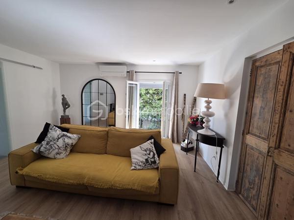 Dans un quartier prisé et résidentiel,  à proximité immédiate du centre-ville, venez découvrir ce superbe appartement de 93 m² entièrement rénové en 2019, alliant avec élégance le charme de l’ancien et le confort moderne.
Dès l’entrée, vous serez séduit par ses magnifiques carreaux de ciment et son atmosphère chaleureuse. Situé au sein d’une petite copropriété, ce bien rare offre une véritable sensation de maison.
Vous profiterez d’un vaste séjour traversant de 46 m²,  idéal pour recevoir et partager de beaux moments. les 2 chambres ouvrent sur la terrasse  , une salle d’eau contemporaine ainsi qu’une cuisine entièrement équipée sublimée par une élégante verrière complètent l’espace de vie.
À l’extérieur, laissez-vous charmer par une agréable terrasse avec vue dégagée sur Sète et ses toits, la mer ainsi qu’un joli jardin intimiste, parfait pour vos moments de détente.
Les plus : un immense garage de 46 m² avec cave, offrant un espace de stockage ou d’aménagement exceptionnel.
Un bien coup de cœur, rare sur le secteur, mêlant cachet, volumes et prestations de qualité. À visiter sans tarder !