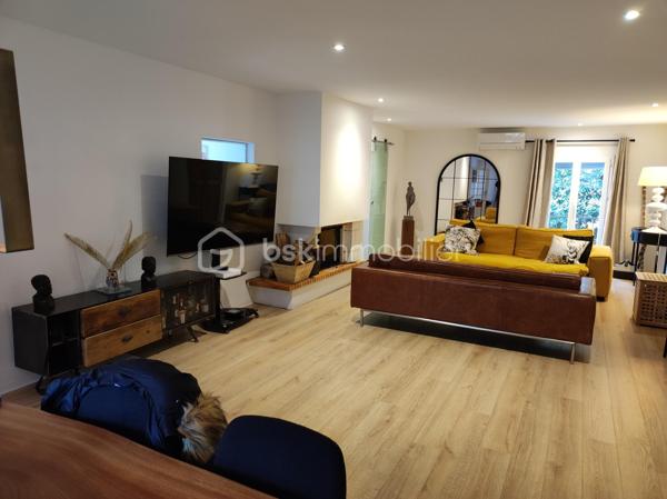 Dans un quartier prisé et résidentiel,  à proximité immédiate du centre-ville, venez découvrir ce superbe appartement de 93 m² entièrement rénové en 2019, alliant avec élégance le charme de l’ancien et le confort moderne.
Dès l’entrée, vous serez séduit par ses magnifiques carreaux de ciment et son atmosphère chaleureuse. Situé au sein d’une petite copropriété, ce bien rare offre une véritable sensation de maison.
Vous profiterez d’un vaste séjour traversant de 46 m²,  idéal pour recevoir et partager de beaux moments. les 2 chambres ouvrent sur la terrasse  , une salle d’eau contemporaine ainsi qu’une cuisine entièrement équipée sublimée par une élégante verrière complètent l’espace de vie.
À l’extérieur, laissez-vous charmer par une agréable terrasse avec vue dégagée sur Sète et ses toits, la mer ainsi qu’un joli jardin intimiste, parfait pour vos moments de détente.
Les plus : un immense garage de 46 m² avec cave, offrant un espace de stockage ou d’aménagement exceptionnel.
Un bien coup de cœur, rare sur le secteur, mêlant cachet, volumes et prestations de qualité. À visiter sans tarder !