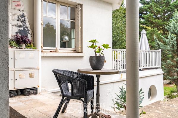 Maison Art Déco avec ses terrasses en cascade et sa dépendance dans un jardin bucolique