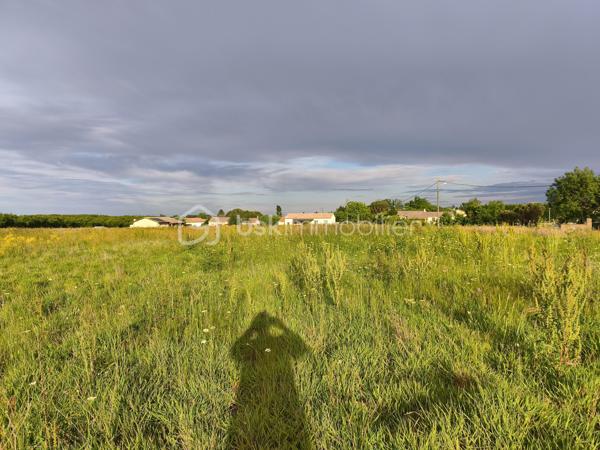 Ce terrain, constructible attend votre projet de construction.
 Le terrain est plat, en fin de zone résidentielle, tourné vers la campagne, tout en étant proche des commodités.
Il vous restera la viabilisation à prévoir pour votre maison individuelle.
L'eau et l'électricité passent tout proche.
