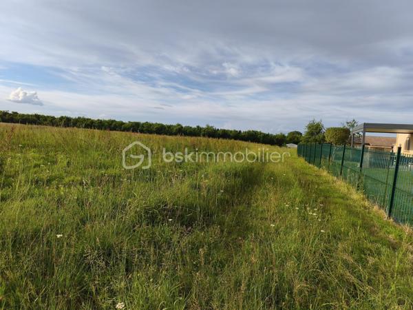 Ce terrain, constructible attend votre projet de construction.
 Le terrain est plat, en fin de zone résidentielle, tourné vers la campagne, tout en étant proche des commodités.
Il vous restera la viabilisation à prévoir pour votre maison individuelle.
L'eau et l'électricité passent tout proche.