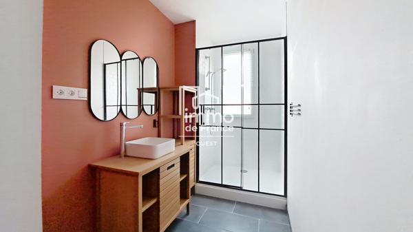 Un appartement T2,  49 m2 entièrement rénové avec charme et modernité.