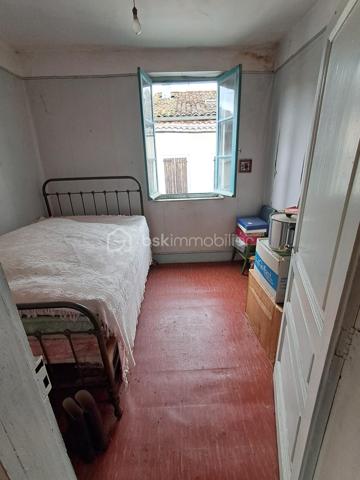 Idéalement située à seulement 20 minutes de Foix et 20 minutes de Saint-Girons, au cœur du village dynamique de La Bastide-de-Sérou, sur une place très prisée aux abords des Halles, découvrez cet immeuble de caractère bénéficiant d’un emplacement numéro 1. Bénéficiant d'une visibilité exceptionnelle grâce à sa position en angle de rue et de place, ce bien offre une opportunité rare pour un projet de vie, d'artisanat ou d'investissement.

​Le local commercial (env. 30 m²) : Situé au rez-de-chaussée, il dispose de deux belles vitrines et d'une superbe exposition. Idéal pour relancer une activité commerciale, libérale ou artisanale (avec toilettes).

​La partie habitation (env. 62 m² habitables) :
​Au 1er étage : Une superbe chambre spacieuse de plus de 26 m² avec sa salle de bains privative.
​Au 2e étage : Une seconde vaste chambre de plus de 22 m², complétée par un espace modulable (coin nuit ou bureau) d'environ 8 m².
​Les combles : Un grand grenier aménageable de 40 m² offrant un magnifique potentiel d'agrandissement supplémentaire.
​En sous-sol (R-1) : Une cave saine d'environ 22 m².

​Les points forts / Le potentiel :
​Emplacement stratégique numéro 1 au cœur des Halles et contigu à la médiathèque, fort flux piéton, stationnement facile et position centrale entre Foix et Saint-Girons.
​Volumes généreux avec des chambres de plus de 20 m², un vrai cachet rare pour le secteur.
​Toiture en bon état (gros œuvre préservé).
​Des travaux de rénovation sont à prévoir, permettant de façonner le bien selon vos envies (création d'un logement atypique, gîte, ou combiné habitation + commerce).

​Prix : 67 000€ FAI. Dossier et informations complémentaires sur demande. Une visite s'impose pour saisir le potentiel de ce bien rare sur le marché !
