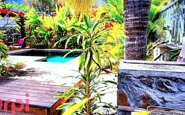 Maison à vendre    8 pièces • 182 m2 Saint-Leu