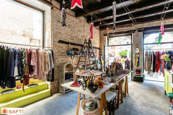 Batisse avec appartement et local commercial