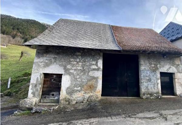 Ancienne grange à rénover de 35 m² au sol environ  possible 2 niveaux avec stationnement 