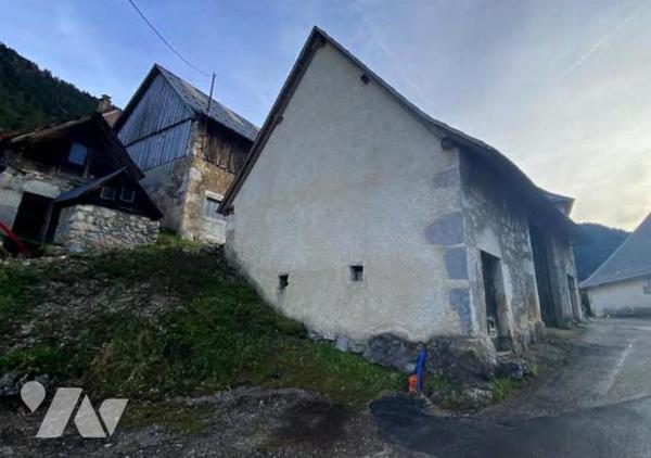 Ancienne grange à rénover de 35 m² au sol environ  possible 2 niveaux avec stationnement 