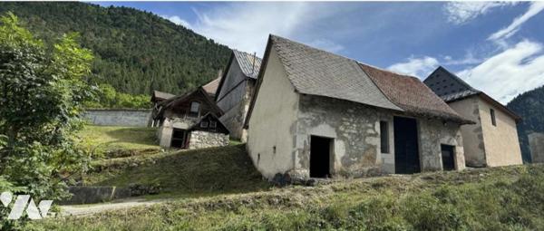 Ancienne grange à rénover de 35 m² au sol environ  possible 2 niveaux avec stationnement 