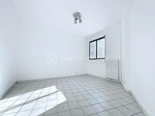 Situé au 1er étage surélevé d'une résidence ravalée récemment , cet appartement de 103.15 m² 
 Un vaste hall avec placard intégré dessert les différentes pièces du logement.
 Le séjour d'environ 20 m² offre un espace de vie agréable et lumineux, tandis que la cuisine indépendante équipée  bénéficie également d'un accès direct à la terrasse. 

L'espace nuit comprend quatre chambres, dont deux équipées de placards intégrés.
La salle de bains a été rénovée et dispose d'une baignoire ainsi que d'une double vasque. Les toilettes sont séparées et complétées par un point d'eau pouvant servir d'espace buanderie.

L'appartement est équipé d'une porte d'entrée sécurisée et dispose d'une cave privative . 
Un garage fermé situé au sous-sol avec porte manuelle et alimentation électrique, est proposé en supplément au prix de 14 000 €.

Par sa superficie généreuse, ses quatre chambres, sa terrasse et ses annexes, ce bien représente une belle opportunité pour une résidence principale ou un investissement locatif. Sa situation à proximité des commerces, des écoles et des transports.

Prix de l'appartement : 98 000 € FAI
Garage fermé en supplément : 14 000 €
Prix total avec garage : 112 000 € FAI

Taxe foncière: 2284€
Ravalement de façade fait 2025