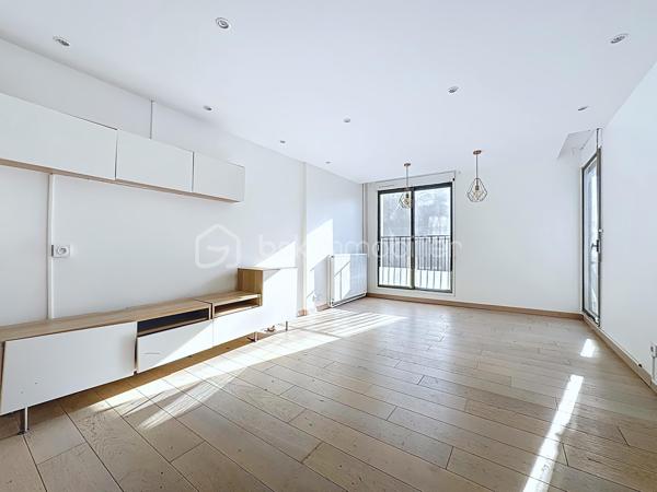 Situé au 1er étage surélevé d'une résidence ravalée récemment , cet appartement de 103.15 m² 
 Un vaste hall avec placard intégré dessert les différentes pièces du logement.
 Le séjour d'environ 20 m² offre un espace de vie agréable et lumineux, tandis que la cuisine indépendante équipée  bénéficie également d'un accès direct à la terrasse. 

L'espace nuit comprend quatre chambres, dont deux équipées de placards intégrés.
La salle de bains a été rénovée et dispose d'une baignoire ainsi que d'une double vasque. Les toilettes sont séparées et complétées par un point d'eau pouvant servir d'espace buanderie.

L'appartement est équipé d'une porte d'entrée sécurisée et dispose d'une cave privative . 
Un garage fermé situé au sous-sol avec porte manuelle et alimentation électrique, est proposé en supplément au prix de 14 000 €.

Par sa superficie généreuse, ses quatre chambres, sa terrasse et ses annexes, ce bien représente une belle opportunité pour une résidence principale ou un investissement locatif. Sa situation à proximité des commerces, des écoles et des transports.

Prix de l'appartement : 98 000 € FAI
Garage fermé en supplément : 14 000 €
Prix total avec garage : 112 000 € FAI

Taxe foncière: 2284€
Ravalement de façade fait 2025