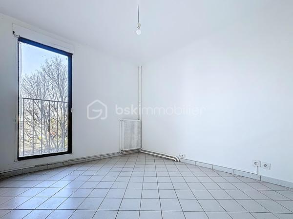 Situé au 1er étage surélevé d'une résidence ravalée récemment , cet appartement de 103.15 m² 
 Un vaste hall avec placard intégré dessert les différentes pièces du logement.
 Le séjour d'environ 20 m² offre un espace de vie agréable et lumineux, tandis que la cuisine indépendante équipée  bénéficie également d'un accès direct à la terrasse. 

L'espace nuit comprend quatre chambres, dont deux équipées de placards intégrés.
La salle de bains a été rénovée et dispose d'une baignoire ainsi que d'une double vasque. Les toilettes sont séparées et complétées par un point d'eau pouvant servir d'espace buanderie.

L'appartement est équipé d'une porte d'entrée sécurisée et dispose d'une cave privative . 
Un garage fermé situé au sous-sol avec porte manuelle et alimentation électrique, est proposé en supplément au prix de 14 000 €.

Par sa superficie généreuse, ses quatre chambres, sa terrasse et ses annexes, ce bien représente une belle opportunité pour une résidence principale ou un investissement locatif. Sa situation à proximité des commerces, des écoles et des transports.

Prix de l'appartement : 98 000 € FAI
Garage fermé en supplément : 14 000 €
Prix total avec garage : 112 000 € FAI

Taxe foncière: 2284€
Ravalement de façade fait 2025