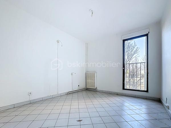Situé au 1er étage surélevé d'une résidence ravalée récemment , cet appartement de 103.15 m² 
 Un vaste hall avec placard intégré dessert les différentes pièces du logement.
 Le séjour d'environ 20 m² offre un espace de vie agréable et lumineux, tandis que la cuisine indépendante équipée  bénéficie également d'un accès direct à la terrasse. 

L'espace nuit comprend quatre chambres, dont deux équipées de placards intégrés.
La salle de bains a été rénovée et dispose d'une baignoire ainsi que d'une double vasque. Les toilettes sont séparées et complétées par un point d'eau pouvant servir d'espace buanderie.

L'appartement est équipé d'une porte d'entrée sécurisée et dispose d'une cave privative . 
Un garage fermé situé au sous-sol avec porte manuelle et alimentation électrique, est proposé en supplément au prix de 14 000 €.

Par sa superficie généreuse, ses quatre chambres, sa terrasse et ses annexes, ce bien représente une belle opportunité pour une résidence principale ou un investissement locatif. Sa situation à proximité des commerces, des écoles et des transports.

Prix de l'appartement : 98 000 € FAI
Garage fermé en supplément : 14 000 €
Prix total avec garage : 112 000 € FAI

Taxe foncière: 2284€
Ravalement de façade fait 2025