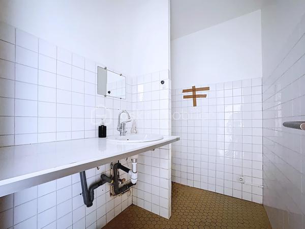 Situé au 1er étage surélevé d'une résidence ravalée récemment , cet appartement de 103.15 m² 
 Un vaste hall avec placard intégré dessert les différentes pièces du logement.
 Le séjour d'environ 20 m² offre un espace de vie agréable et lumineux, tandis que la cuisine indépendante équipée  bénéficie également d'un accès direct à la terrasse. 

L'espace nuit comprend quatre chambres, dont deux équipées de placards intégrés.
La salle de bains a été rénovée et dispose d'une baignoire ainsi que d'une double vasque. Les toilettes sont séparées et complétées par un point d'eau pouvant servir d'espace buanderie.

L'appartement est équipé d'une porte d'entrée sécurisée et dispose d'une cave privative . 
Un garage fermé situé au sous-sol avec porte manuelle et alimentation électrique, est proposé en supplément au prix de 14 000 €.

Par sa superficie généreuse, ses quatre chambres, sa terrasse et ses annexes, ce bien représente une belle opportunité pour une résidence principale ou un investissement locatif. Sa situation à proximité des commerces, des écoles et des transports.

Prix de l'appartement : 98 000 € FAI
Garage fermé en supplément : 14 000 €
Prix total avec garage : 112 000 € FAI

Taxe foncière: 2284€
Ravalement de façade fait 2025
