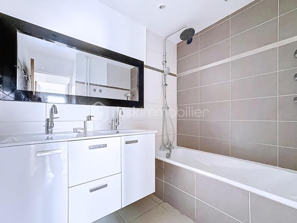 Situé au 1er étage surélevé d'une résidence ravalée récemment , cet appartement de 103.15 m² 
 Un vaste hall avec placard intégré dessert les différentes pièces du logement.
 Le séjour d'environ 20 m² offre un espace de vie agréable et lumineux, tandis que la cuisine indépendante équipée  bénéficie également d'un accès direct à la terrasse. 

L'espace nuit comprend quatre chambres, dont deux équipées de placards intégrés.
La salle de bains a été rénovée et dispose d'une baignoire ainsi que d'une double vasque. Les toilettes sont séparées et complétées par un point d'eau pouvant servir d'espace buanderie.

L'appartement est équipé d'une porte d'entrée sécurisée et dispose d'une cave privative . 
Un garage fermé situé au sous-sol avec porte manuelle et alimentation électrique, est proposé en supplément au prix de 14 000 €.

Par sa superficie généreuse, ses quatre chambres, sa terrasse et ses annexes, ce bien représente une belle opportunité pour une résidence principale ou un investissement locatif. Sa situation à proximité des commerces, des écoles et des transports.

Prix de l'appartement : 98 000 € FAI
Garage fermé en supplément : 14 000 €
Prix total avec garage : 112 000 € FAI

Taxe foncière: 2284€
Ravalement de façade fait 2025
