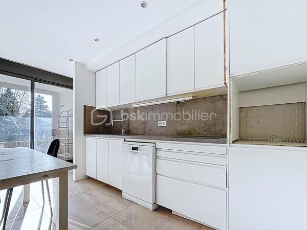 Situé au 1er étage surélevé d'une résidence ravalée récemment , cet appartement de 103.15 m² 
 Un vaste hall avec placard intégré dessert les différentes pièces du logement.
 Le séjour d'environ 20 m² offre un espace de vie agréable et lumineux, tandis que la cuisine indépendante équipée  bénéficie également d'un accès direct à la terrasse. 

L'espace nuit comprend quatre chambres, dont deux équipées de placards intégrés.
La salle de bains a été rénovée et dispose d'une baignoire ainsi que d'une double vasque. Les toilettes sont séparées et complétées par un point d'eau pouvant servir d'espace buanderie.

L'appartement est équipé d'une porte d'entrée sécurisée et dispose d'une cave privative . 
Un garage fermé situé au sous-sol avec porte manuelle et alimentation électrique, est proposé en supplément au prix de 14 000 €.

Par sa superficie généreuse, ses quatre chambres, sa terrasse et ses annexes, ce bien représente une belle opportunité pour une résidence principale ou un investissement locatif. Sa situation à proximité des commerces, des écoles et des transports.

Prix de l'appartement : 98 000 € FAI
Garage fermé en supplément : 14 000 €
Prix total avec garage : 112 000 € FAI

Taxe foncière: 2284€
Ravalement de façade fait 2025