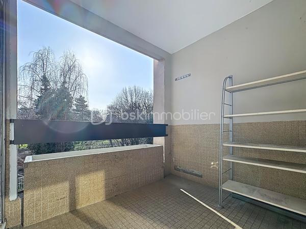 Situé au 1er étage surélevé d'une résidence ravalée récemment , cet appartement de 103.15 m² 
 Un vaste hall avec placard intégré dessert les différentes pièces du logement.
 Le séjour d'environ 20 m² offre un espace de vie agréable et lumineux, tandis que la cuisine indépendante équipée  bénéficie également d'un accès direct à la terrasse. 

L'espace nuit comprend quatre chambres, dont deux équipées de placards intégrés.
La salle de bains a été rénovée et dispose d'une baignoire ainsi que d'une double vasque. Les toilettes sont séparées et complétées par un point d'eau pouvant servir d'espace buanderie.

L'appartement est équipé d'une porte d'entrée sécurisée et dispose d'une cave privative . 
Un garage fermé situé au sous-sol avec porte manuelle et alimentation électrique, est proposé en supplément au prix de 14 000 €.

Par sa superficie généreuse, ses quatre chambres, sa terrasse et ses annexes, ce bien représente une belle opportunité pour une résidence principale ou un investissement locatif. Sa situation à proximité des commerces, des écoles et des transports.

Prix de l'appartement : 98 000 € FAI
Garage fermé en supplément : 14 000 €
Prix total avec garage : 112 000 € FAI

Taxe foncière: 2284€
Ravalement de façade fait 2025