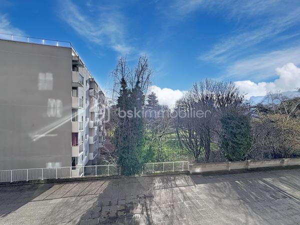 Situé au 1er étage surélevé d'une résidence ravalée récemment , cet appartement de 103.15 m² 
 Un vaste hall avec placard intégré dessert les différentes pièces du logement.
 Le séjour d'environ 20 m² offre un espace de vie agréable et lumineux, tandis que la cuisine indépendante équipée  bénéficie également d'un accès direct à la terrasse. 

L'espace nuit comprend quatre chambres, dont deux équipées de placards intégrés.
La salle de bains a été rénovée et dispose d'une baignoire ainsi que d'une double vasque. Les toilettes sont séparées et complétées par un point d'eau pouvant servir d'espace buanderie.

L'appartement est équipé d'une porte d'entrée sécurisée et dispose d'une cave privative . 
Un garage fermé situé au sous-sol avec porte manuelle et alimentation électrique, est proposé en supplément au prix de 14 000 €.

Par sa superficie généreuse, ses quatre chambres, sa terrasse et ses annexes, ce bien représente une belle opportunité pour une résidence principale ou un investissement locatif. Sa situation à proximité des commerces, des écoles et des transports.

Prix de l'appartement : 98 000 € FAI
Garage fermé en supplément : 14 000 €
Prix total avec garage : 112 000 € FAI

Taxe foncière: 2284€
Ravalement de façade fait 2025