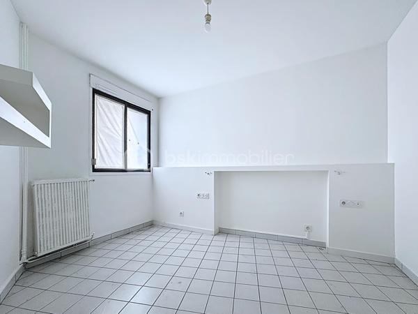 Situé au 1er étage surélevé d'une résidence ravalée récemment , cet appartement de 103.15 m² 
 Un vaste hall avec placard intégré dessert les différentes pièces du logement.
 Le séjour d'environ 20 m² offre un espace de vie agréable et lumineux, tandis que la cuisine indépendante équipée  bénéficie également d'un accès direct à la terrasse. 

L'espace nuit comprend quatre chambres, dont deux équipées de placards intégrés.
La salle de bains a été rénovée et dispose d'une baignoire ainsi que d'une double vasque. Les toilettes sont séparées et complétées par un point d'eau pouvant servir d'espace buanderie.

L'appartement est équipé d'une porte d'entrée sécurisée et dispose d'une cave privative . 
Un garage fermé situé au sous-sol avec porte manuelle et alimentation électrique, est proposé en supplément au prix de 14 000 €.

Par sa superficie généreuse, ses quatre chambres, sa terrasse et ses annexes, ce bien représente une belle opportunité pour une résidence principale ou un investissement locatif. Sa situation à proximité des commerces, des écoles et des transports.

Prix de l'appartement : 98 000 € FAI
Garage fermé en supplément : 14 000 €
Prix total avec garage : 112 000 € FAI

Taxe foncière: 2284€
Ravalement de façade fait 2025