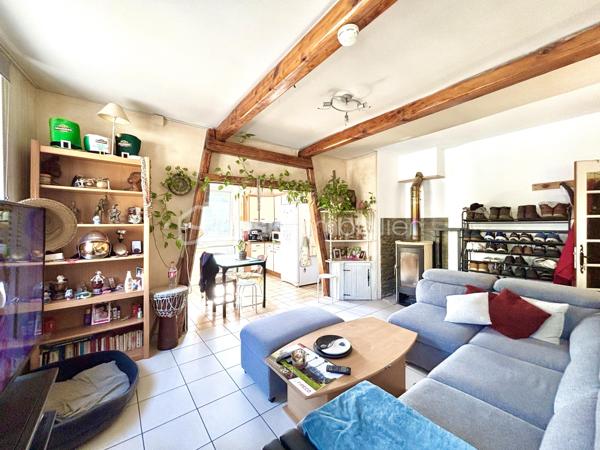 Vous recherchez un bien avec du caractère, de beaux volumes et de multiples possibilités d’aménagement ? Cette charmante maison de village en triplex, située au cœur de Saint-Pierre-d’Albigny, pourrait bien être votre coup de cœur.

Derrière sa façade discrète se cache une maison pleine d’authenticité, offrant 138 m² habitables, idéale pour une famille, un projet bi-familial ou encore un investissement locatif grâce à ses deux entrées indépendantes permettant d’envisager facilement la création de deux logements distincts.

Dès le sous-sol, vous découvrirez une magnifique cave voûtée de 22 m², parfaite pour conserver vos meilleurs crus ou aménager un espace de dégustation au charme indéniable.

Au rez-de-chaussée, une vaste pièce de stockage de plus de 27 m² offre de nombreuses perspectives : atelier, espace professionnel ou création d’un studio indépendant selon vos besoins.

L’espace de vie principal se développe sur plusieurs niveaux. Au premier étage, la cuisine ouverte sur le séjour, d’une superficie d’environ 34 m², constitue un véritable lieu de partage et de convivialité. Un cellier complète cet espace fonctionnel. Vous profiterez également d’un salon indépendant de 16 m², idéal pour les moments de détente.

La maison dispose de trois chambres réparties sur différents niveaux, offrant à chacun son intimité. La chambre parentale, située au dernier étage, séduit par ses beaux volumes avec une chambre de 17,5 m², un dressing de 7 m² et un balcon privatif, véritable petit cocon pour profiter des beaux jours.

Une grande salle de bains d’environ 10 m² ainsi que deux WC viennent compléter l’ensemble.

Côté confort, la maison bénéficie d’un système de chauffage performant par pompe à chaleur air/eau avec radiateurs, de menuiseries en double vitrage, du tout-à-l’égout, ainsi que d’un diagnostic de performance énergétique classé D. Autre avantage appréciable : une taxe foncière maîtrisée de seulement 542 € par an.

Construite avant 1949, cette maison a su conserver son âme tout en offrant le confort nécessaire à une vie de famille moderne.

Un bien rare et atypique, à découvrir sans tarder pour imaginer tous les projets qu’il peut accueillir.

Pour plus d’informations ou organiser une visite, contactez-nous dès maintenant