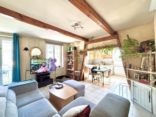Vous recherchez un bien avec du caractère, de beaux volumes et de multiples possibilités d’aménagement ? Cette charmante maison de village en triplex, située au cœur de Saint-Pierre-d’Albigny, pourrait bien être votre coup de cœur.

Derrière sa façade discrète se cache une maison pleine d’authenticité, offrant 138 m² habitables, idéale pour une famille, un projet bi-familial ou encore un investissement locatif grâce à ses deux entrées indépendantes permettant d’envisager facilement la création de deux logements distincts.

Dès le sous-sol, vous découvrirez une magnifique cave voûtée de 22 m², parfaite pour conserver vos meilleurs crus ou aménager un espace de dégustation au charme indéniable.

Au rez-de-chaussée, une vaste pièce de stockage de plus de 27 m² offre de nombreuses perspectives : atelier, espace professionnel ou création d’un studio indépendant selon vos besoins.

L’espace de vie principal se développe sur plusieurs niveaux. Au premier étage, la cuisine ouverte sur le séjour, d’une superficie d’environ 34 m², constitue un véritable lieu de partage et de convivialité. Un cellier complète cet espace fonctionnel. Vous profiterez également d’un salon indépendant de 16 m², idéal pour les moments de détente.

La maison dispose de trois chambres réparties sur différents niveaux, offrant à chacun son intimité. La chambre parentale, située au dernier étage, séduit par ses beaux volumes avec une chambre de 17,5 m², un dressing de 7 m² et un balcon privatif, véritable petit cocon pour profiter des beaux jours.

Une grande salle de bains d’environ 10 m² ainsi que deux WC viennent compléter l’ensemble.

Côté confort, la maison bénéficie d’un système de chauffage performant par pompe à chaleur air/eau avec radiateurs, de menuiseries en double vitrage, du tout-à-l’égout, ainsi que d’un diagnostic de performance énergétique classé D. Autre avantage appréciable : une taxe foncière maîtrisée de seulement 542 € par an.

Construite avant 1949, cette maison a su conserver son âme tout en offrant le confort nécessaire à une vie de famille moderne.

Un bien rare et atypique, à découvrir sans tarder pour imaginer tous les projets qu’il peut accueillir.

Pour plus d’informations ou organiser une visite, contactez-nous dès maintenant