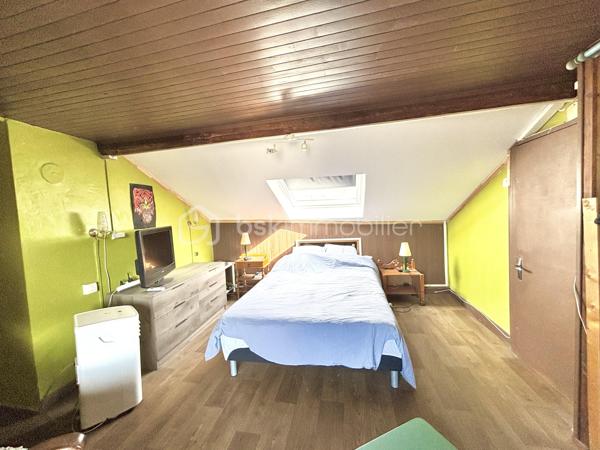 Vous recherchez un bien avec du caractère, de beaux volumes et de multiples possibilités d’aménagement ? Cette charmante maison de village en triplex, située au cœur de Saint-Pierre-d’Albigny, pourrait bien être votre coup de cœur.

Derrière sa façade discrète se cache une maison pleine d’authenticité, offrant 138 m² habitables, idéale pour une famille, un projet bi-familial ou encore un investissement locatif grâce à ses deux entrées indépendantes permettant d’envisager facilement la création de deux logements distincts.

Dès le sous-sol, vous découvrirez une magnifique cave voûtée de 22 m², parfaite pour conserver vos meilleurs crus ou aménager un espace de dégustation au charme indéniable.

Au rez-de-chaussée, une vaste pièce de stockage de plus de 27 m² offre de nombreuses perspectives : atelier, espace professionnel ou création d’un studio indépendant selon vos besoins.

L’espace de vie principal se développe sur plusieurs niveaux. Au premier étage, la cuisine ouverte sur le séjour, d’une superficie d’environ 34 m², constitue un véritable lieu de partage et de convivialité. Un cellier complète cet espace fonctionnel. Vous profiterez également d’un salon indépendant de 16 m², idéal pour les moments de détente.

La maison dispose de trois chambres réparties sur différents niveaux, offrant à chacun son intimité. La chambre parentale, située au dernier étage, séduit par ses beaux volumes avec une chambre de 17,5 m², un dressing de 7 m² et un balcon privatif, véritable petit cocon pour profiter des beaux jours.

Une grande salle de bains d’environ 10 m² ainsi que deux WC viennent compléter l’ensemble.

Côté confort, la maison bénéficie d’un système de chauffage performant par pompe à chaleur air/eau avec radiateurs, de menuiseries en double vitrage, du tout-à-l’égout, ainsi que d’un diagnostic de performance énergétique classé D. Autre avantage appréciable : une taxe foncière maîtrisée de seulement 542 € par an.

Construite avant 1949, cette maison a su conserver son âme tout en offrant le confort nécessaire à une vie de famille moderne.

Un bien rare et atypique, à découvrir sans tarder pour imaginer tous les projets qu’il peut accueillir.

Pour plus d’informations ou organiser une visite, contactez-nous dès maintenant