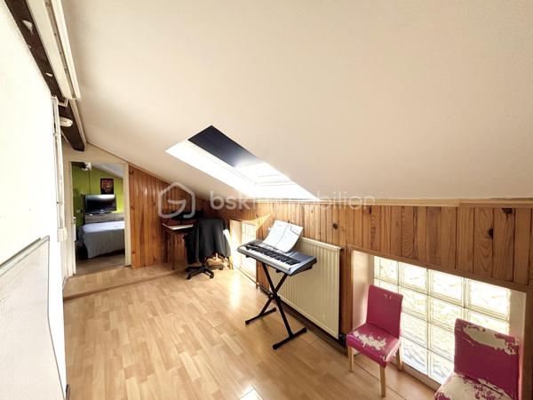 Vous recherchez un bien avec du caractère, de beaux volumes et de multiples possibilités d’aménagement ? Cette charmante maison de village en triplex, située au cœur de Saint-Pierre-d’Albigny, pourrait bien être votre coup de cœur.

Derrière sa façade discrète se cache une maison pleine d’authenticité, offrant 138 m² habitables, idéale pour une famille, un projet bi-familial ou encore un investissement locatif grâce à ses deux entrées indépendantes permettant d’envisager facilement la création de deux logements distincts.

Dès le sous-sol, vous découvrirez une magnifique cave voûtée de 22 m², parfaite pour conserver vos meilleurs crus ou aménager un espace de dégustation au charme indéniable.

Au rez-de-chaussée, une vaste pièce de stockage de plus de 27 m² offre de nombreuses perspectives : atelier, espace professionnel ou création d’un studio indépendant selon vos besoins.

L’espace de vie principal se développe sur plusieurs niveaux. Au premier étage, la cuisine ouverte sur le séjour, d’une superficie d’environ 34 m², constitue un véritable lieu de partage et de convivialité. Un cellier complète cet espace fonctionnel. Vous profiterez également d’un salon indépendant de 16 m², idéal pour les moments de détente.

La maison dispose de trois chambres réparties sur différents niveaux, offrant à chacun son intimité. La chambre parentale, située au dernier étage, séduit par ses beaux volumes avec une chambre de 17,5 m², un dressing de 7 m² et un balcon privatif, véritable petit cocon pour profiter des beaux jours.

Une grande salle de bains d’environ 10 m² ainsi que deux WC viennent compléter l’ensemble.

Côté confort, la maison bénéficie d’un système de chauffage performant par pompe à chaleur air/eau avec radiateurs, de menuiseries en double vitrage, du tout-à-l’égout, ainsi que d’un diagnostic de performance énergétique classé D. Autre avantage appréciable : une taxe foncière maîtrisée de seulement 542 € par an.

Construite avant 1949, cette maison a su conserver son âme tout en offrant le confort nécessaire à une vie de famille moderne.

Un bien rare et atypique, à découvrir sans tarder pour imaginer tous les projets qu’il peut accueillir.

Pour plus d’informations ou organiser une visite, contactez-nous dès maintenant