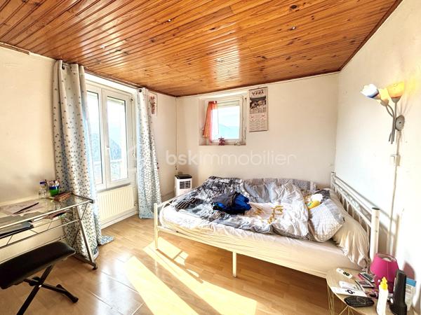 Vous recherchez un bien avec du caractère, de beaux volumes et de multiples possibilités d’aménagement ? Cette charmante maison de village en triplex, située au cœur de Saint-Pierre-d’Albigny, pourrait bien être votre coup de cœur.

Derrière sa façade discrète se cache une maison pleine d’authenticité, offrant 138 m² habitables, idéale pour une famille, un projet bi-familial ou encore un investissement locatif grâce à ses deux entrées indépendantes permettant d’envisager facilement la création de deux logements distincts.

Dès le sous-sol, vous découvrirez une magnifique cave voûtée de 22 m², parfaite pour conserver vos meilleurs crus ou aménager un espace de dégustation au charme indéniable.

Au rez-de-chaussée, une vaste pièce de stockage de plus de 27 m² offre de nombreuses perspectives : atelier, espace professionnel ou création d’un studio indépendant selon vos besoins.

L’espace de vie principal se développe sur plusieurs niveaux. Au premier étage, la cuisine ouverte sur le séjour, d’une superficie d’environ 34 m², constitue un véritable lieu de partage et de convivialité. Un cellier complète cet espace fonctionnel. Vous profiterez également d’un salon indépendant de 16 m², idéal pour les moments de détente.

La maison dispose de trois chambres réparties sur différents niveaux, offrant à chacun son intimité. La chambre parentale, située au dernier étage, séduit par ses beaux volumes avec une chambre de 17,5 m², un dressing de 7 m² et un balcon privatif, véritable petit cocon pour profiter des beaux jours.

Une grande salle de bains d’environ 10 m² ainsi que deux WC viennent compléter l’ensemble.

Côté confort, la maison bénéficie d’un système de chauffage performant par pompe à chaleur air/eau avec radiateurs, de menuiseries en double vitrage, du tout-à-l’égout, ainsi que d’un diagnostic de performance énergétique classé D. Autre avantage appréciable : une taxe foncière maîtrisée de seulement 542 € par an.

Construite avant 1949, cette maison a su conserver son âme tout en offrant le confort nécessaire à une vie de famille moderne.

Un bien rare et atypique, à découvrir sans tarder pour imaginer tous les projets qu’il peut accueillir.

Pour plus d’informations ou organiser une visite, contactez-nous dès maintenant