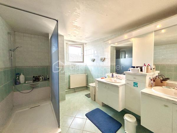 Vous recherchez un bien avec du caractère, de beaux volumes et de multiples possibilités d’aménagement ? Cette charmante maison de village en triplex, située au cœur de Saint-Pierre-d’Albigny, pourrait bien être votre coup de cœur.

Derrière sa façade discrète se cache une maison pleine d’authenticité, offrant 138 m² habitables, idéale pour une famille, un projet bi-familial ou encore un investissement locatif grâce à ses deux entrées indépendantes permettant d’envisager facilement la création de deux logements distincts.

Dès le sous-sol, vous découvrirez une magnifique cave voûtée de 22 m², parfaite pour conserver vos meilleurs crus ou aménager un espace de dégustation au charme indéniable.

Au rez-de-chaussée, une vaste pièce de stockage de plus de 27 m² offre de nombreuses perspectives : atelier, espace professionnel ou création d’un studio indépendant selon vos besoins.

L’espace de vie principal se développe sur plusieurs niveaux. Au premier étage, la cuisine ouverte sur le séjour, d’une superficie d’environ 34 m², constitue un véritable lieu de partage et de convivialité. Un cellier complète cet espace fonctionnel. Vous profiterez également d’un salon indépendant de 16 m², idéal pour les moments de détente.

La maison dispose de trois chambres réparties sur différents niveaux, offrant à chacun son intimité. La chambre parentale, située au dernier étage, séduit par ses beaux volumes avec une chambre de 17,5 m², un dressing de 7 m² et un balcon privatif, véritable petit cocon pour profiter des beaux jours.

Une grande salle de bains d’environ 10 m² ainsi que deux WC viennent compléter l’ensemble.

Côté confort, la maison bénéficie d’un système de chauffage performant par pompe à chaleur air/eau avec radiateurs, de menuiseries en double vitrage, du tout-à-l’égout, ainsi que d’un diagnostic de performance énergétique classé D. Autre avantage appréciable : une taxe foncière maîtrisée de seulement 542 € par an.

Construite avant 1949, cette maison a su conserver son âme tout en offrant le confort nécessaire à une vie de famille moderne.

Un bien rare et atypique, à découvrir sans tarder pour imaginer tous les projets qu’il peut accueillir.

Pour plus d’informations ou organiser une visite, contactez-nous dès maintenant