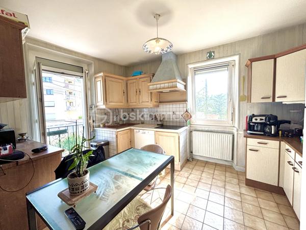 Vous recherchez un bien avec du caractère, de beaux volumes et de multiples possibilités d’aménagement ? Cette charmante maison de village en triplex, située au cœur de Saint-Pierre-d’Albigny, pourrait bien être votre coup de cœur.

Derrière sa façade discrète se cache une maison pleine d’authenticité, offrant 138 m² habitables, idéale pour une famille, un projet bi-familial ou encore un investissement locatif grâce à ses deux entrées indépendantes permettant d’envisager facilement la création de deux logements distincts.

Dès le sous-sol, vous découvrirez une magnifique cave voûtée de 22 m², parfaite pour conserver vos meilleurs crus ou aménager un espace de dégustation au charme indéniable.

Au rez-de-chaussée, une vaste pièce de stockage de plus de 27 m² offre de nombreuses perspectives : atelier, espace professionnel ou création d’un studio indépendant selon vos besoins.

L’espace de vie principal se développe sur plusieurs niveaux. Au premier étage, la cuisine ouverte sur le séjour, d’une superficie d’environ 34 m², constitue un véritable lieu de partage et de convivialité. Un cellier complète cet espace fonctionnel. Vous profiterez également d’un salon indépendant de 16 m², idéal pour les moments de détente.

La maison dispose de trois chambres réparties sur différents niveaux, offrant à chacun son intimité. La chambre parentale, située au dernier étage, séduit par ses beaux volumes avec une chambre de 17,5 m², un dressing de 7 m² et un balcon privatif, véritable petit cocon pour profiter des beaux jours.

Une grande salle de bains d’environ 10 m² ainsi que deux WC viennent compléter l’ensemble.

Côté confort, la maison bénéficie d’un système de chauffage performant par pompe à chaleur air/eau avec radiateurs, de menuiseries en double vitrage, du tout-à-l’égout, ainsi que d’un diagnostic de performance énergétique classé D. Autre avantage appréciable : une taxe foncière maîtrisée de seulement 542 € par an.

Construite avant 1949, cette maison a su conserver son âme tout en offrant le confort nécessaire à une vie de famille moderne.

Un bien rare et atypique, à découvrir sans tarder pour imaginer tous les projets qu’il peut accueillir.

Pour plus d’informations ou organiser une visite, contactez-nous dès maintenant