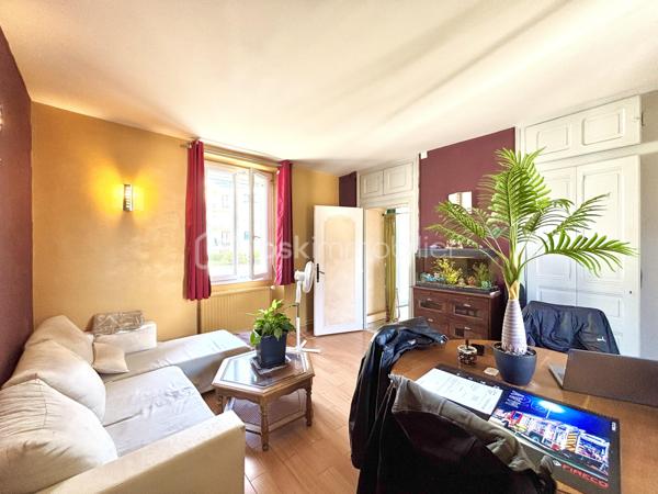 Vous recherchez un bien avec du caractère, de beaux volumes et de multiples possibilités d’aménagement ? Cette charmante maison de village en triplex, située au cœur de Saint-Pierre-d’Albigny, pourrait bien être votre coup de cœur.

Derrière sa façade discrète se cache une maison pleine d’authenticité, offrant 138 m² habitables, idéale pour une famille, un projet bi-familial ou encore un investissement locatif grâce à ses deux entrées indépendantes permettant d’envisager facilement la création de deux logements distincts.

Dès le sous-sol, vous découvrirez une magnifique cave voûtée de 22 m², parfaite pour conserver vos meilleurs crus ou aménager un espace de dégustation au charme indéniable.

Au rez-de-chaussée, une vaste pièce de stockage de plus de 27 m² offre de nombreuses perspectives : atelier, espace professionnel ou création d’un studio indépendant selon vos besoins.

L’espace de vie principal se développe sur plusieurs niveaux. Au premier étage, la cuisine ouverte sur le séjour, d’une superficie d’environ 34 m², constitue un véritable lieu de partage et de convivialité. Un cellier complète cet espace fonctionnel. Vous profiterez également d’un salon indépendant de 16 m², idéal pour les moments de détente.

La maison dispose de trois chambres réparties sur différents niveaux, offrant à chacun son intimité. La chambre parentale, située au dernier étage, séduit par ses beaux volumes avec une chambre de 17,5 m², un dressing de 7 m² et un balcon privatif, véritable petit cocon pour profiter des beaux jours.

Une grande salle de bains d’environ 10 m² ainsi que deux WC viennent compléter l’ensemble.

Côté confort, la maison bénéficie d’un système de chauffage performant par pompe à chaleur air/eau avec radiateurs, de menuiseries en double vitrage, du tout-à-l’égout, ainsi que d’un diagnostic de performance énergétique classé D. Autre avantage appréciable : une taxe foncière maîtrisée de seulement 542 € par an.

Construite avant 1949, cette maison a su conserver son âme tout en offrant le confort nécessaire à une vie de famille moderne.

Un bien rare et atypique, à découvrir sans tarder pour imaginer tous les projets qu’il peut accueillir.

Pour plus d’informations ou organiser une visite, contactez-nous dès maintenant