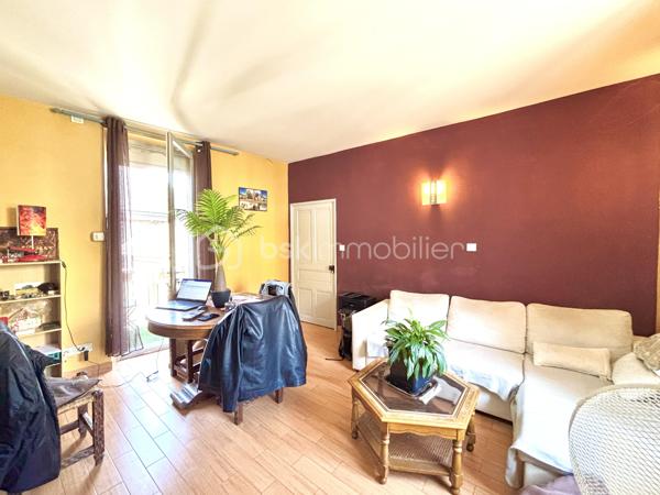 Vous recherchez un bien avec du caractère, de beaux volumes et de multiples possibilités d’aménagement ? Cette charmante maison de village en triplex, située au cœur de Saint-Pierre-d’Albigny, pourrait bien être votre coup de cœur.

Derrière sa façade discrète se cache une maison pleine d’authenticité, offrant 138 m² habitables, idéale pour une famille, un projet bi-familial ou encore un investissement locatif grâce à ses deux entrées indépendantes permettant d’envisager facilement la création de deux logements distincts.

Dès le sous-sol, vous découvrirez une magnifique cave voûtée de 22 m², parfaite pour conserver vos meilleurs crus ou aménager un espace de dégustation au charme indéniable.

Au rez-de-chaussée, une vaste pièce de stockage de plus de 27 m² offre de nombreuses perspectives : atelier, espace professionnel ou création d’un studio indépendant selon vos besoins.

L’espace de vie principal se développe sur plusieurs niveaux. Au premier étage, la cuisine ouverte sur le séjour, d’une superficie d’environ 34 m², constitue un véritable lieu de partage et de convivialité. Un cellier complète cet espace fonctionnel. Vous profiterez également d’un salon indépendant de 16 m², idéal pour les moments de détente.

La maison dispose de trois chambres réparties sur différents niveaux, offrant à chacun son intimité. La chambre parentale, située au dernier étage, séduit par ses beaux volumes avec une chambre de 17,5 m², un dressing de 7 m² et un balcon privatif, véritable petit cocon pour profiter des beaux jours.

Une grande salle de bains d’environ 10 m² ainsi que deux WC viennent compléter l’ensemble.

Côté confort, la maison bénéficie d’un système de chauffage performant par pompe à chaleur air/eau avec radiateurs, de menuiseries en double vitrage, du tout-à-l’égout, ainsi que d’un diagnostic de performance énergétique classé D. Autre avantage appréciable : une taxe foncière maîtrisée de seulement 542 € par an.

Construite avant 1949, cette maison a su conserver son âme tout en offrant le confort nécessaire à une vie de famille moderne.

Un bien rare et atypique, à découvrir sans tarder pour imaginer tous les projets qu’il peut accueillir.

Pour plus d’informations ou organiser une visite, contactez-nous dès maintenant