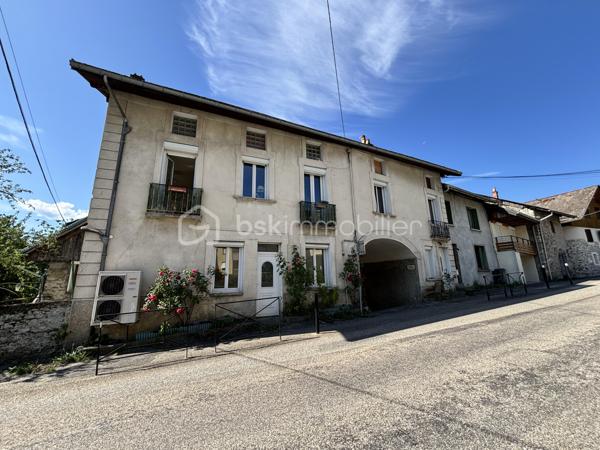 Vous recherchez un bien avec du caractère, de beaux volumes et de multiples possibilités d’aménagement ? Cette charmante maison de village en triplex, située au cœur de Saint-Pierre-d’Albigny, pourrait bien être votre coup de cœur.

Derrière sa façade discrète se cache une maison pleine d’authenticité, offrant 138 m² habitables, idéale pour une famille, un projet bi-familial ou encore un investissement locatif grâce à ses deux entrées indépendantes permettant d’envisager facilement la création de deux logements distincts.

Dès le sous-sol, vous découvrirez une magnifique cave voûtée de 22 m², parfaite pour conserver vos meilleurs crus ou aménager un espace de dégustation au charme indéniable.

Au rez-de-chaussée, une vaste pièce de stockage de plus de 27 m² offre de nombreuses perspectives : atelier, espace professionnel ou création d’un studio indépendant selon vos besoins.

L’espace de vie principal se développe sur plusieurs niveaux. Au premier étage, la cuisine ouverte sur le séjour, d’une superficie d’environ 34 m², constitue un véritable lieu de partage et de convivialité. Un cellier complète cet espace fonctionnel. Vous profiterez également d’un salon indépendant de 16 m², idéal pour les moments de détente.

La maison dispose de trois chambres réparties sur différents niveaux, offrant à chacun son intimité. La chambre parentale, située au dernier étage, séduit par ses beaux volumes avec une chambre de 17,5 m², un dressing de 7 m² et un balcon privatif, véritable petit cocon pour profiter des beaux jours.

Une grande salle de bains d’environ 10 m² ainsi que deux WC viennent compléter l’ensemble.

Côté confort, la maison bénéficie d’un système de chauffage performant par pompe à chaleur air/eau avec radiateurs, de menuiseries en double vitrage, du tout-à-l’égout, ainsi que d’un diagnostic de performance énergétique classé D. Autre avantage appréciable : une taxe foncière maîtrisée de seulement 542 € par an.

Construite avant 1949, cette maison a su conserver son âme tout en offrant le confort nécessaire à une vie de famille moderne.

Un bien rare et atypique, à découvrir sans tarder pour imaginer tous les projets qu’il peut accueillir.

Pour plus d’informations ou organiser une visite, contactez-nous dès maintenant