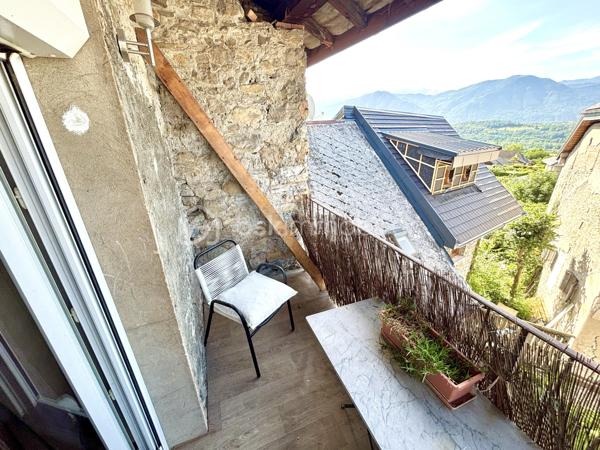 Vous recherchez un bien avec du caractère, de beaux volumes et de multiples possibilités d’aménagement ? Cette charmante maison de village en triplex, située au cœur de Saint-Pierre-d’Albigny, pourrait bien être votre coup de cœur.

Derrière sa façade discrète se cache une maison pleine d’authenticité, offrant 138 m² habitables, idéale pour une famille, un projet bi-familial ou encore un investissement locatif grâce à ses deux entrées indépendantes permettant d’envisager facilement la création de deux logements distincts.

Dès le sous-sol, vous découvrirez une magnifique cave voûtée de 22 m², parfaite pour conserver vos meilleurs crus ou aménager un espace de dégustation au charme indéniable.

Au rez-de-chaussée, une vaste pièce de stockage de plus de 27 m² offre de nombreuses perspectives : atelier, espace professionnel ou création d’un studio indépendant selon vos besoins.

L’espace de vie principal se développe sur plusieurs niveaux. Au premier étage, la cuisine ouverte sur le séjour, d’une superficie d’environ 34 m², constitue un véritable lieu de partage et de convivialité. Un cellier complète cet espace fonctionnel. Vous profiterez également d’un salon indépendant de 16 m², idéal pour les moments de détente.

La maison dispose de trois chambres réparties sur différents niveaux, offrant à chacun son intimité. La chambre parentale, située au dernier étage, séduit par ses beaux volumes avec une chambre de 17,5 m², un dressing de 7 m² et un balcon privatif, véritable petit cocon pour profiter des beaux jours.

Une grande salle de bains d’environ 10 m² ainsi que deux WC viennent compléter l’ensemble.

Côté confort, la maison bénéficie d’un système de chauffage performant par pompe à chaleur air/eau avec radiateurs, de menuiseries en double vitrage, du tout-à-l’égout, ainsi que d’un diagnostic de performance énergétique classé D. Autre avantage appréciable : une taxe foncière maîtrisée de seulement 542 € par an.

Construite avant 1949, cette maison a su conserver son âme tout en offrant le confort nécessaire à une vie de famille moderne.

Un bien rare et atypique, à découvrir sans tarder pour imaginer tous les projets qu’il peut accueillir.

Pour plus d’informations ou organiser une visite, contactez-nous dès maintenant