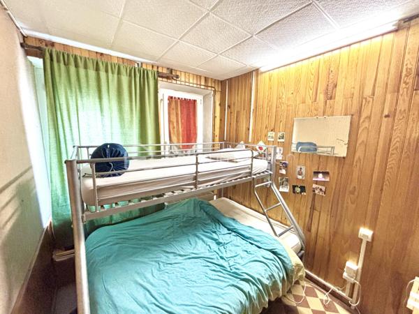 Vous recherchez un bien avec du caractère, de beaux volumes et de multiples possibilités d’aménagement ? Cette charmante maison de village en triplex, située au cœur de Saint-Pierre-d’Albigny, pourrait bien être votre coup de cœur.

Derrière sa façade discrète se cache une maison pleine d’authenticité, offrant 138 m² habitables, idéale pour une famille, un projet bi-familial ou encore un investissement locatif grâce à ses deux entrées indépendantes permettant d’envisager facilement la création de deux logements distincts.

Dès le sous-sol, vous découvrirez une magnifique cave voûtée de 22 m², parfaite pour conserver vos meilleurs crus ou aménager un espace de dégustation au charme indéniable.

Au rez-de-chaussée, une vaste pièce de stockage de plus de 27 m² offre de nombreuses perspectives : atelier, espace professionnel ou création d’un studio indépendant selon vos besoins.

L’espace de vie principal se développe sur plusieurs niveaux. Au premier étage, la cuisine ouverte sur le séjour, d’une superficie d’environ 34 m², constitue un véritable lieu de partage et de convivialité. Un cellier complète cet espace fonctionnel. Vous profiterez également d’un salon indépendant de 16 m², idéal pour les moments de détente.

La maison dispose de trois chambres réparties sur différents niveaux, offrant à chacun son intimité. La chambre parentale, située au dernier étage, séduit par ses beaux volumes avec une chambre de 17,5 m², un dressing de 7 m² et un balcon privatif, véritable petit cocon pour profiter des beaux jours.

Une grande salle de bains d’environ 10 m² ainsi que deux WC viennent compléter l’ensemble.

Côté confort, la maison bénéficie d’un système de chauffage performant par pompe à chaleur air/eau avec radiateurs, de menuiseries en double vitrage, du tout-à-l’égout, ainsi que d’un diagnostic de performance énergétique classé D. Autre avantage appréciable : une taxe foncière maîtrisée de seulement 542 € par an.

Construite avant 1949, cette maison a su conserver son âme tout en offrant le confort nécessaire à une vie de famille moderne.

Un bien rare et atypique, à découvrir sans tarder pour imaginer tous les projets qu’il peut accueillir.

Pour plus d’informations ou organiser une visite, contactez-nous dès maintenant