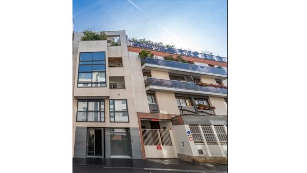 Élégant 3 pièces  totalement rénové, lumineux et au calme, avec loggias, parking & cave