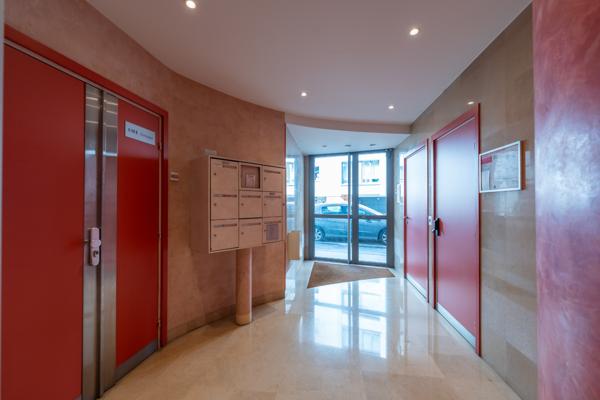 Élégant 3 pièces  totalement rénové, lumineux et au calme, avec loggias, parking & cave