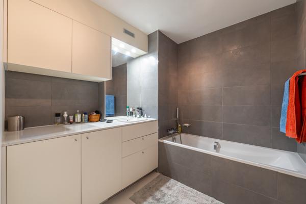 Élégant 3 pièces  totalement rénové, lumineux et au calme, avec loggias, parking & cave