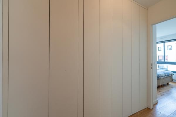 Élégant 3 pièces  totalement rénové, lumineux et au calme, avec loggias, parking & cave